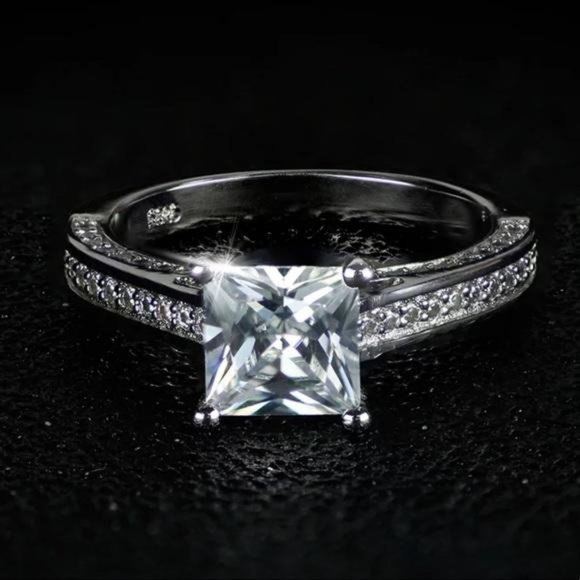 NEW 925 STERLING SILVER DIAMOND ENGAGEMENT RING, CUTE RING, SHINY RING. - Picture 5 of 8